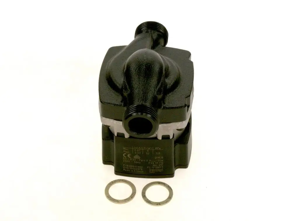 Schwarze Pumpe von Bosch mit zwei Anschlussgewinden und zwei flachen Dichtscheiben im Vordergrund. Die Pumpe hat eine kompakte Bauform.